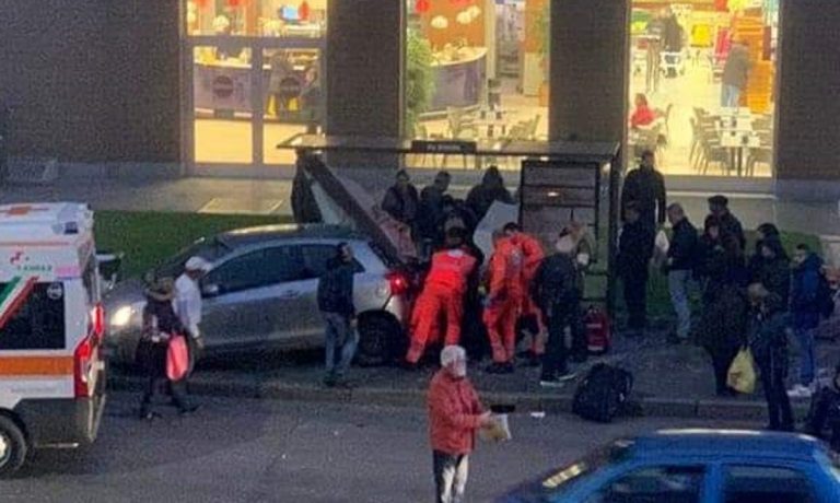 Auto contro pensilina via Novara