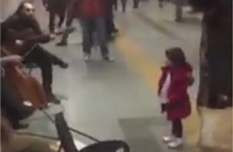 bimba regala moneta artisti