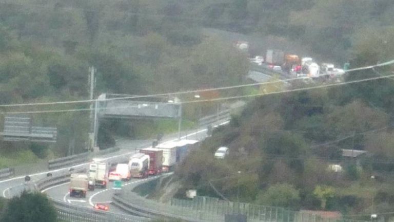 camion in fiamme galleria