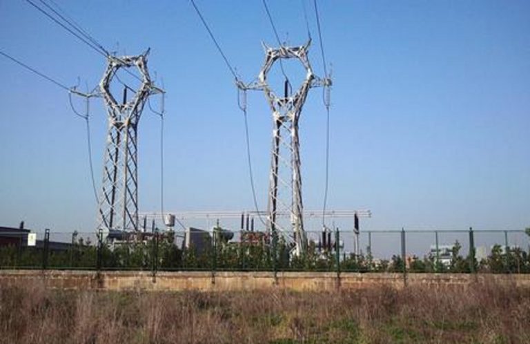 corpo carbonizzato traliccio