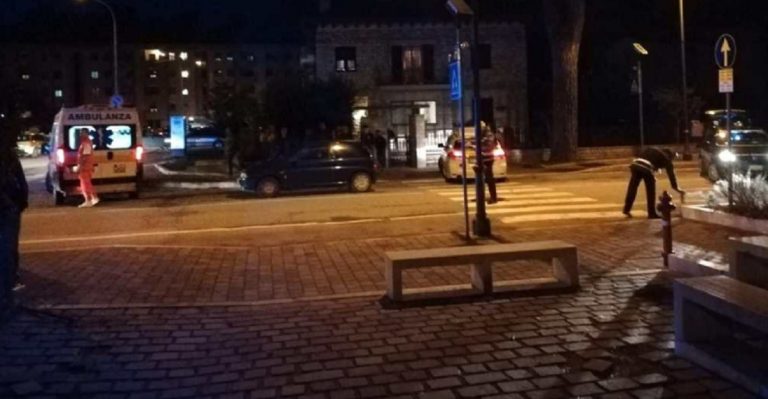 donna travolta strisce pedonali