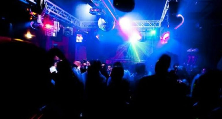donna violentata fuori dalla discoteca
