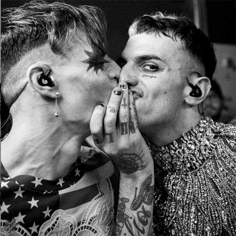 Bacio tra Achille Lauro e Boss Doms