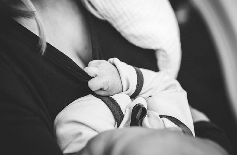 madre allatta figlia droghe