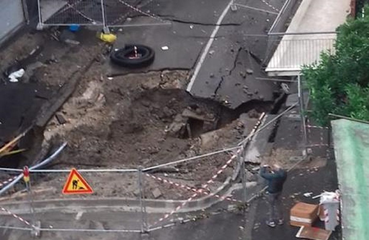 Maltempo Napoli voragine in via Masoni, due palazzi evacuati
