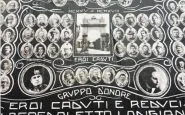 Sindaco affigge un manifesto per il 4 Novembre che raffigura Mussolini.