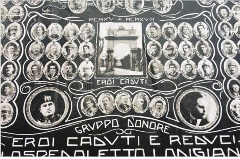 Sindaco affigge un manifesto per il 4 Novembre che raffigura Mussolini.