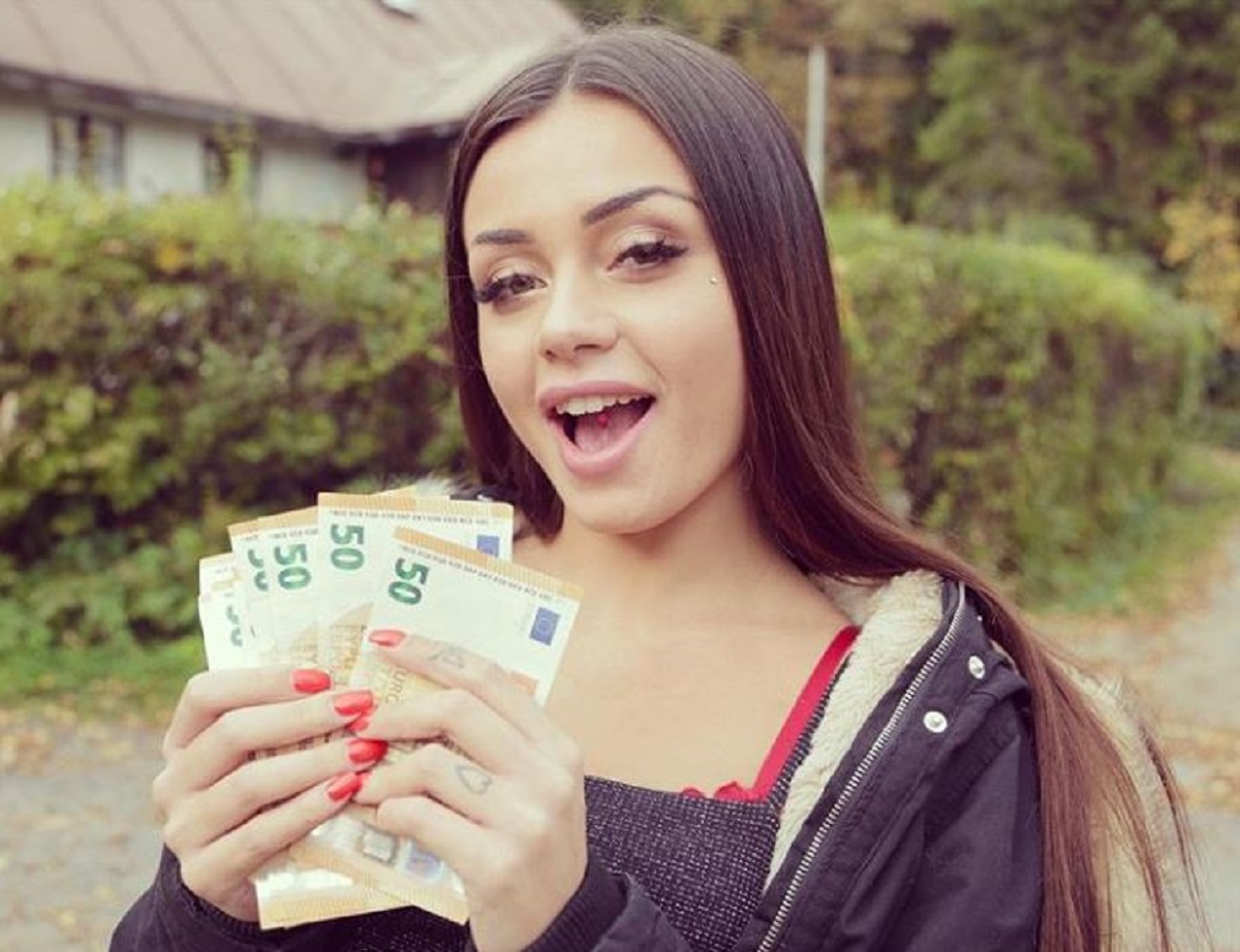 Martina Smeraldi pubblica i soldi sui social: è polemica.