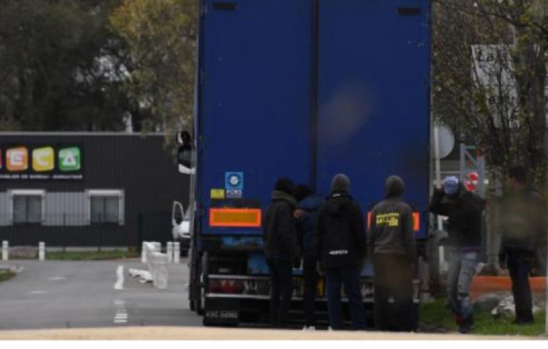 Migranti container frigo traghetto
