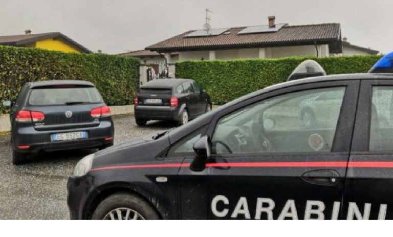 Muore impigliata al cancello
