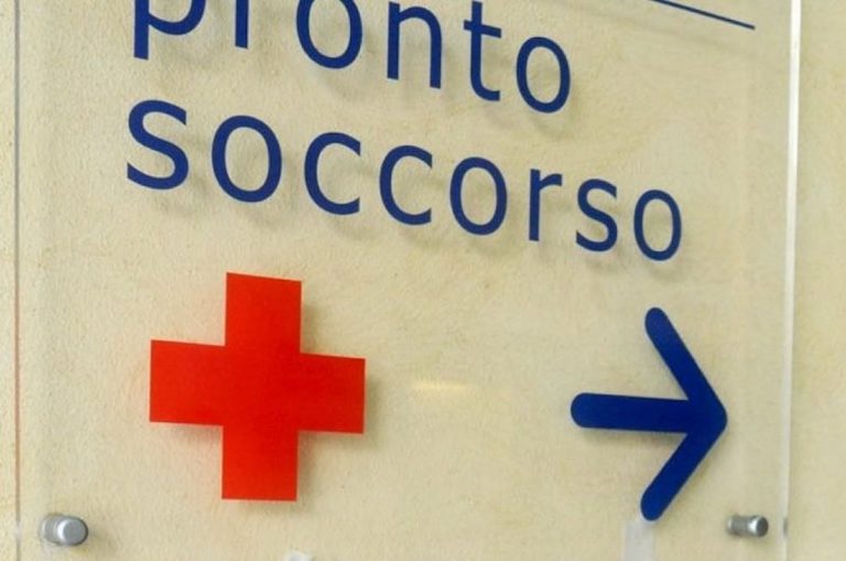 uomo accoltellato per strada