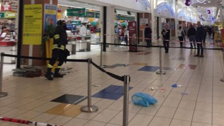 ragazzo 12 anni cade tetto centro commerciale ancona