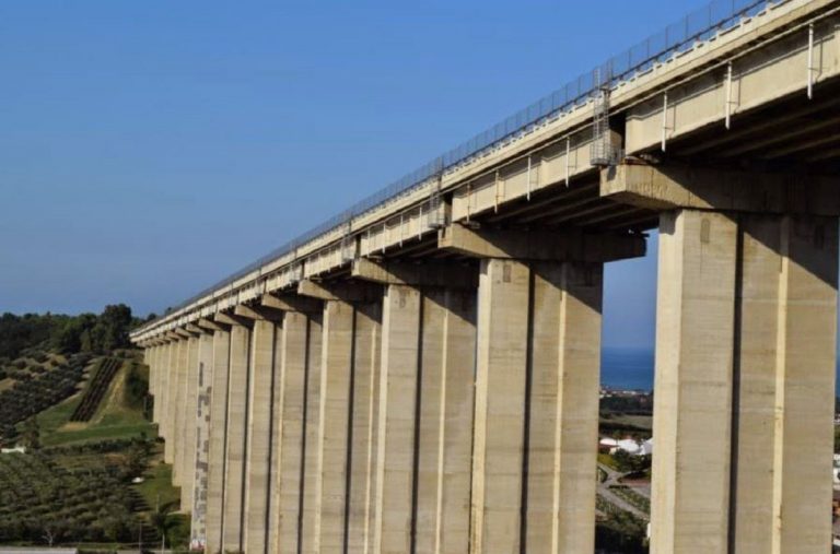 ragazzo si lancia da ponte