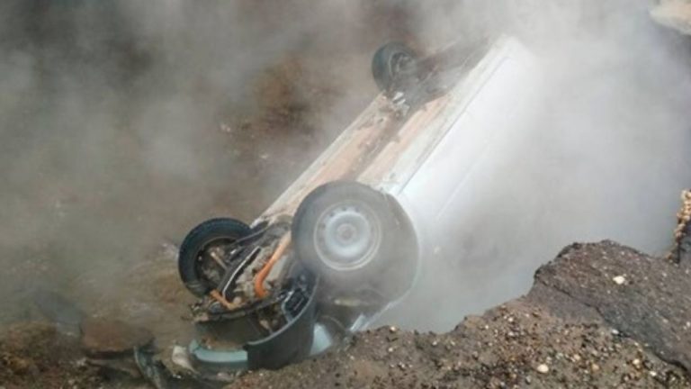 Russia, auto inghiottita da voragine