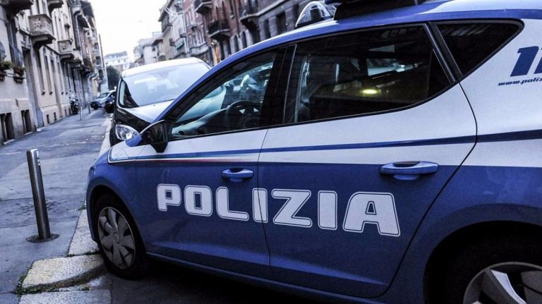 si lancia dal balcone catania