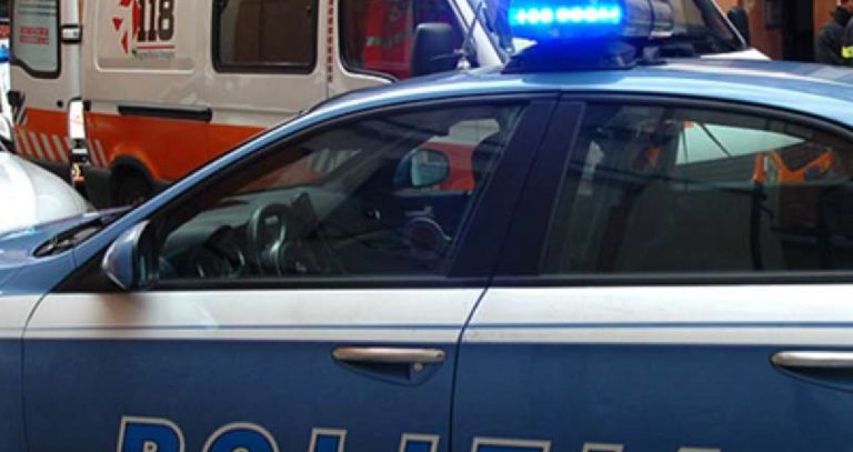 Aggredisce poliziotti e passanti parma