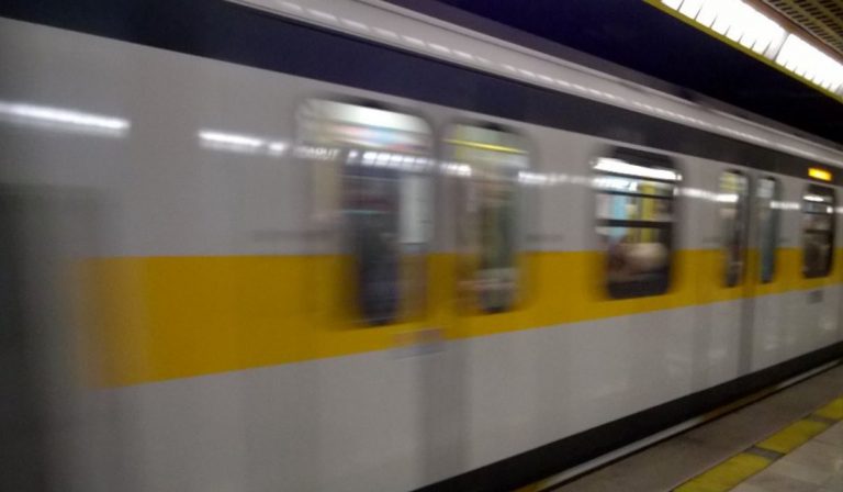 suicidio metro giallo milano