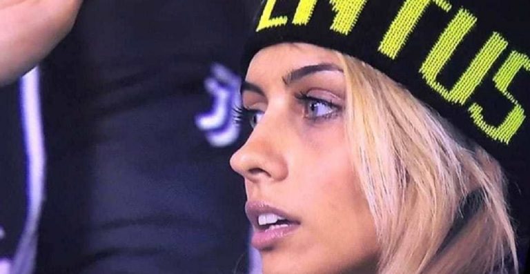 tifosa juventina inquadrata allo stadio