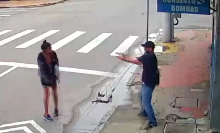 uccide donna elemosina