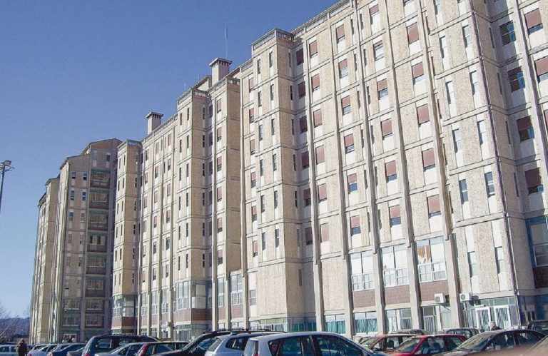 uomo cade da finestra