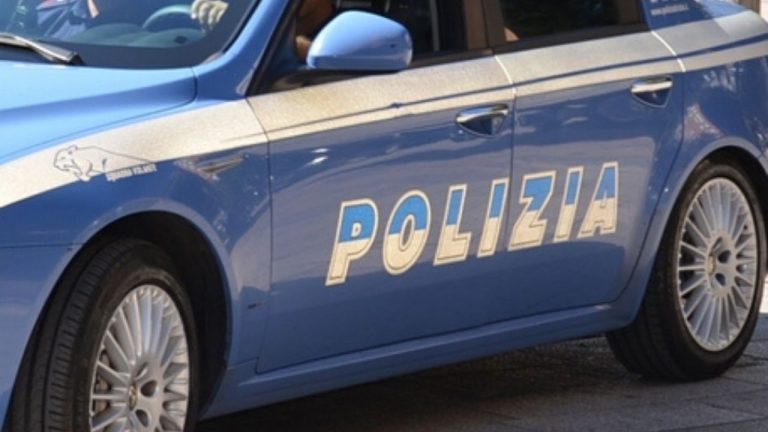 uomo ucciso martellate