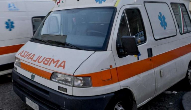 auto contro albero