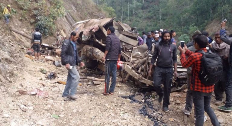 Bus precipitato in un burrone in Indonesia: almeno 25 morti Bus precipitato in un burrone in Indonesia: almeno 25 morti