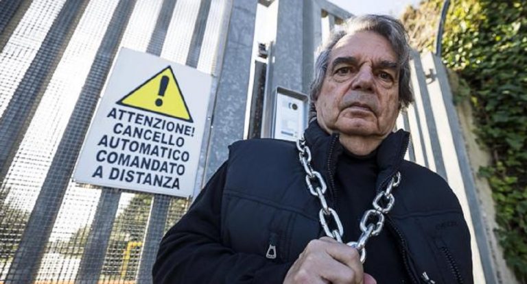 Brunetta incatenato