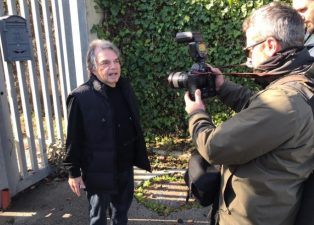 Brunetta incatenato