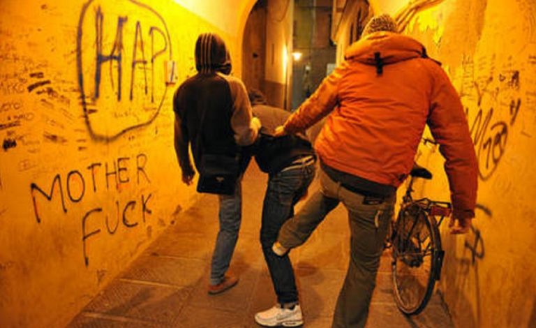 bulli picchiano compagno di classe a perugia