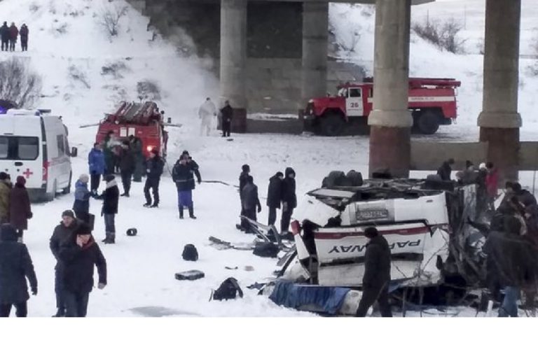 Bus precipita da ponte in SIberia