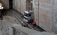 camion palazzo reale napoli