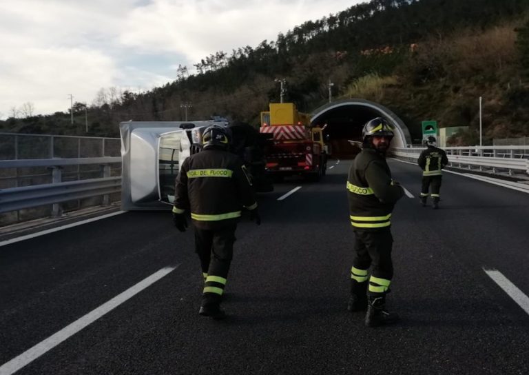 camion ribaltato dal vento