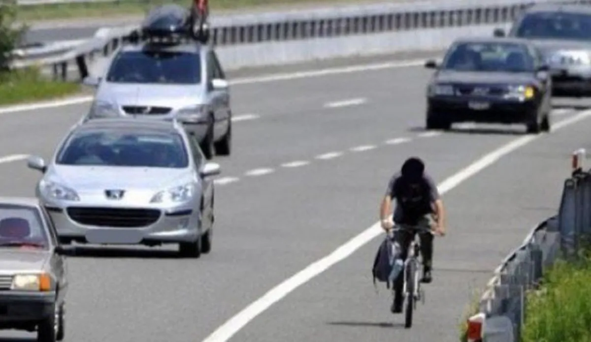 ciclista in autostrada