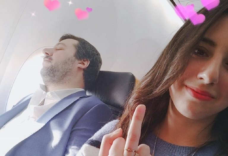 foto salvini dito medio
