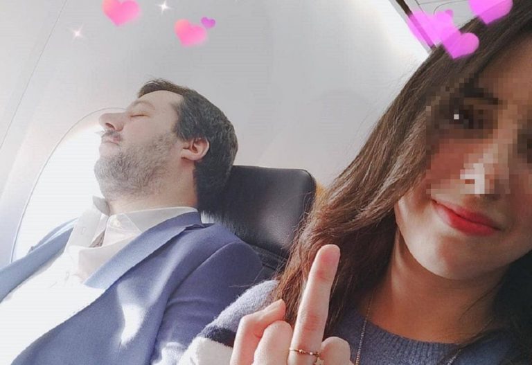 foto salvini aereo dito medio_censored (1)