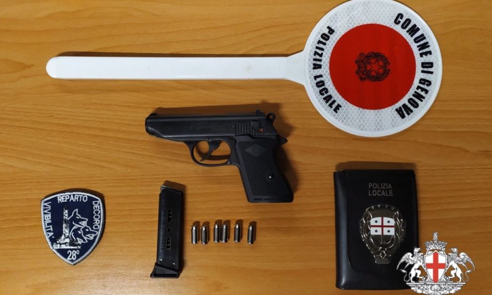 pistola e proiettili sequestrati al luna park di genova