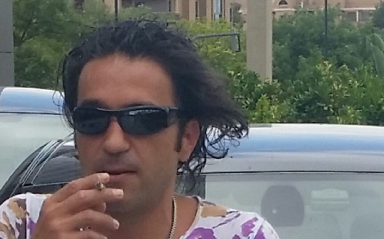 Scende dall'auto e viene travolto