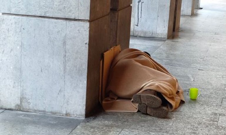senzatetto morto tortona