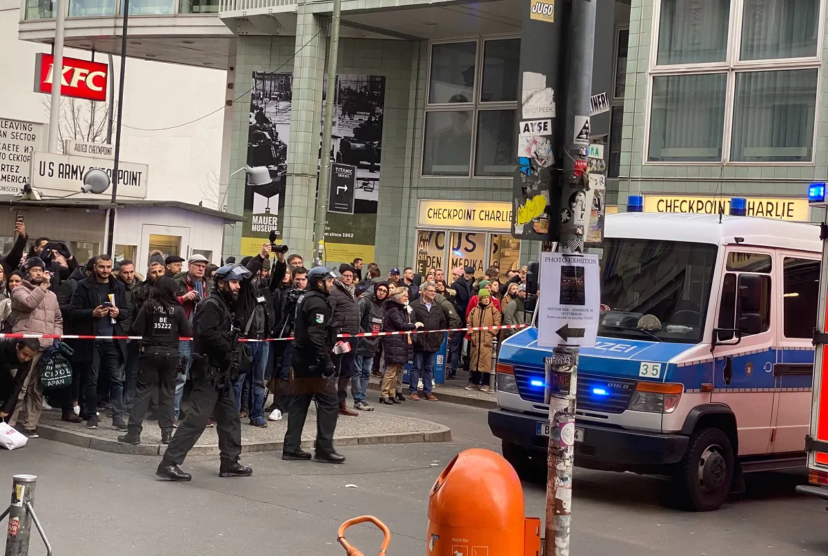 spari checkpoint charlie berlino