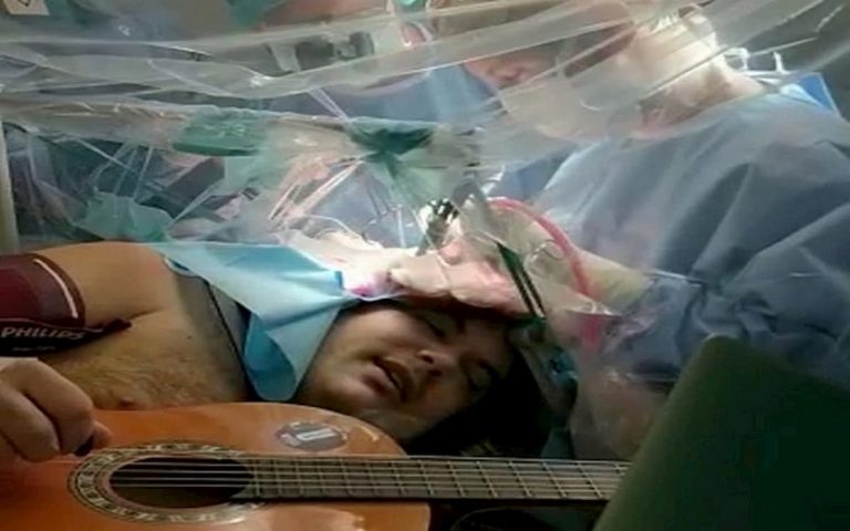 suona mentre lo operano al cervello