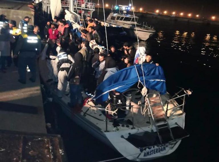 veliero con migranti