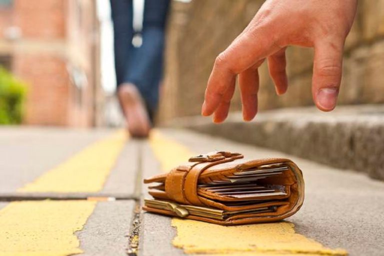 anziano portafogli pensione