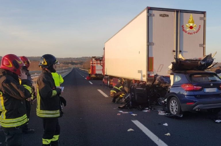 Incidente sulla A14 auto si schianta contro un tir