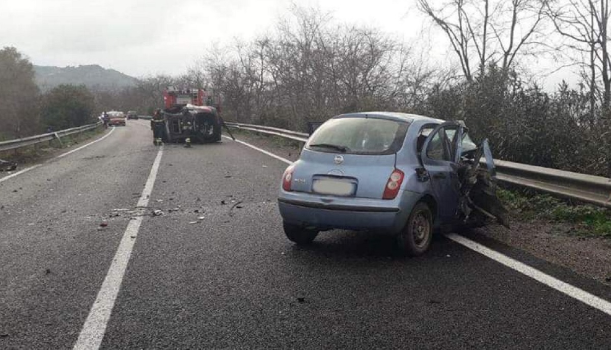 Incidente stradale a Crotone un morto e 4 feriti
