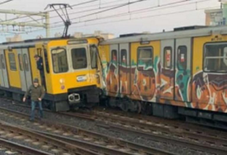 metropolitana napoli scontro treni