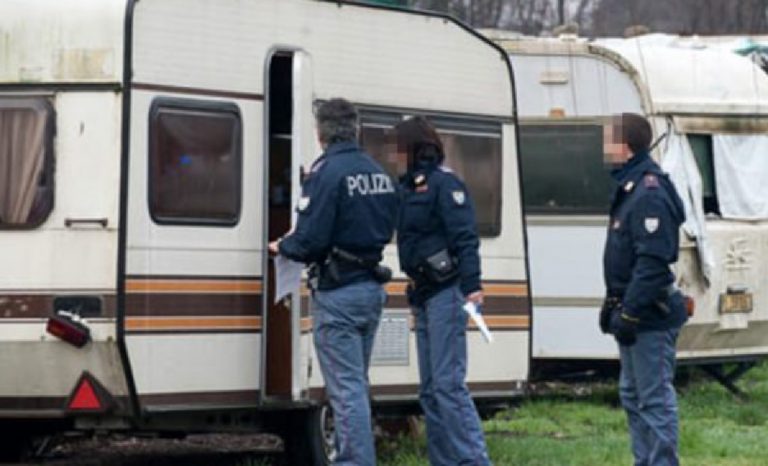 Neonata morta mentre dorme nel letto con i genitori
