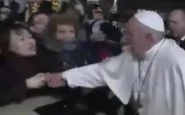 Papa Francesco schiaffo fedele