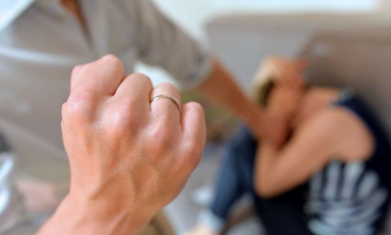 picchia moglie arrestato
