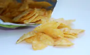 Mangia solo patatine muore